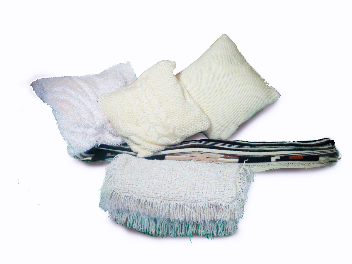 Set de Cojines Blanco y Marfil con Manta Artesanal Tejida